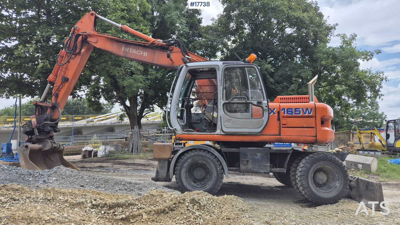 HITACHI EW 165W (2000) ROTOTILT Wheel Excavator - Pyöräalustainen kaivinkone: kuva HITACHI EW 165W (2000) ROTOTILT Wheel Excavator - Pyöräalustainen kaivinkone HITACHI EW 165W (2000) ROTOTILT Wheel Excavator - Pyöräalustainen kaivinkone: kuva HITACHI EW 165W (2000) ROTOTILT Wheel Excavator - Pyöräalustainen kaivinkone