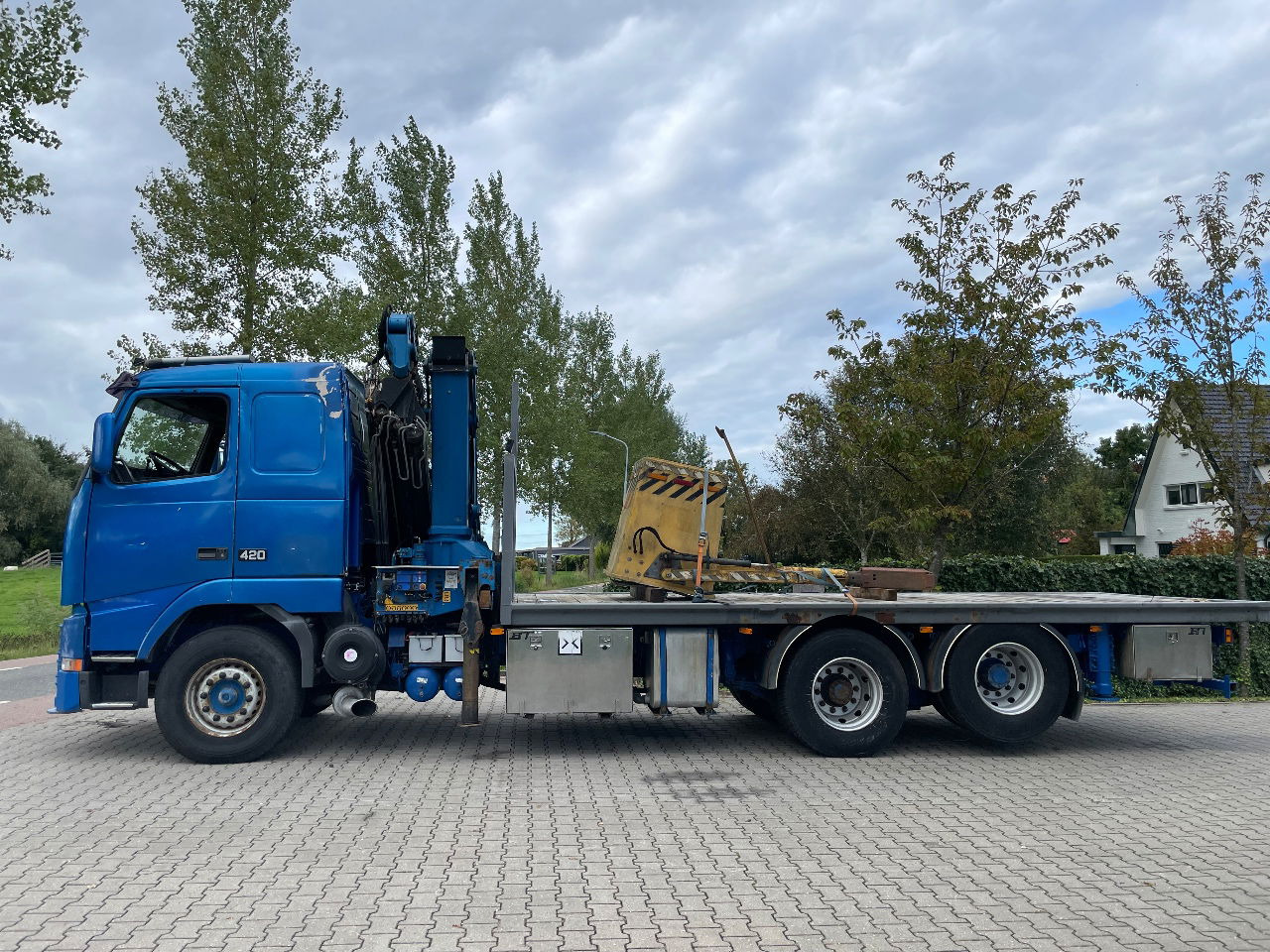 Volvo FH 16 FH16 420 with HMF 2820 crane with jib and front stamps Very Good Condition - Nosturiauto: kuva  Volvo FH 16 FH16 420 with HMF 2820 crane with jib and front stamps Very Good Condition - Nosturiauto Volvo FH 16 FH16 420 with HMF 2820 crane with jib and front stamps Very Good Condition - Nosturiauto: kuva  Volvo FH 16 FH16 420 with HMF 2820 crane with jib and front stamps Very Good Condition - Nosturiauto