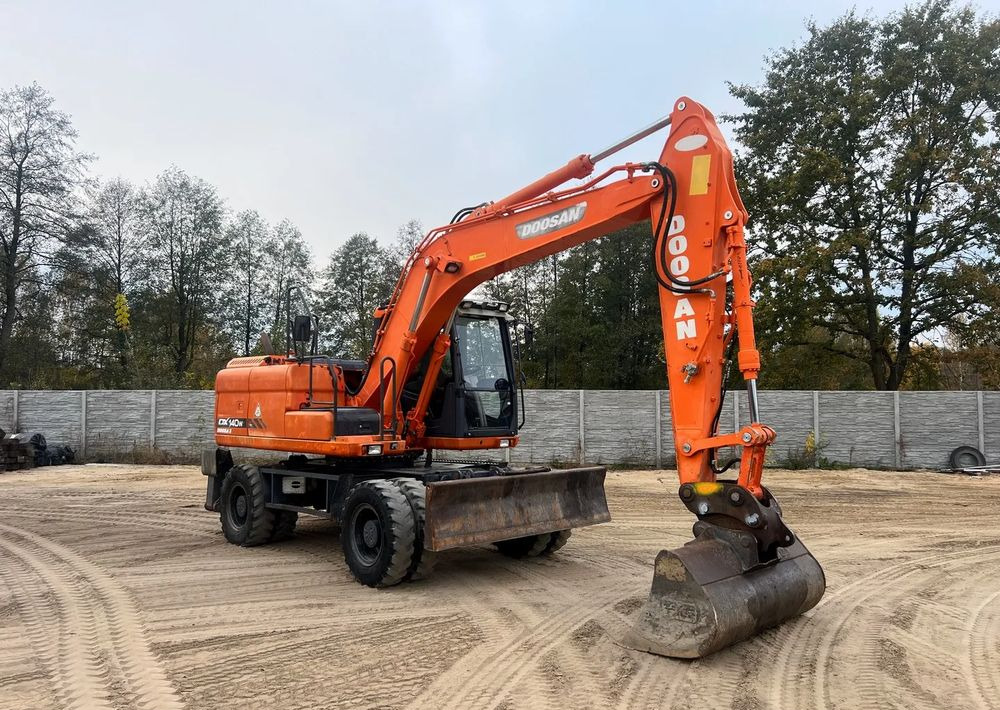Doosan DX140W-3 - Pyöräalustainen kaivinkone: kuva Doosan DX140W-3 - Pyöräalustainen kaivinkone Doosan DX140W-3 - Pyöräalustainen kaivinkone: kuva Doosan DX140W-3 - Pyöräalustainen kaivinkone