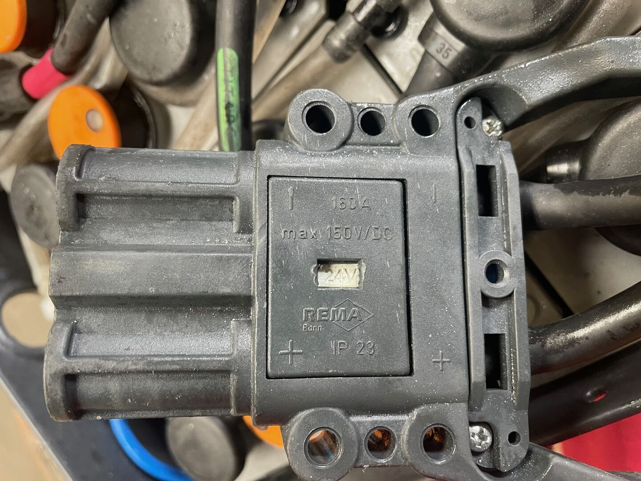 Hawker 24 Volt I 3 PZS 375 - Akku - Materiaalinkäsittely: kuva Hawker 24 Volt I 3 PZS 375 - Akku - Materiaalinkäsittely Hawker 24 Volt I 3 PZS 375 - Akku - Materiaalinkäsittely: kuva Hawker 24 Volt I 3 PZS 375 - Akku - Materiaalinkäsittely