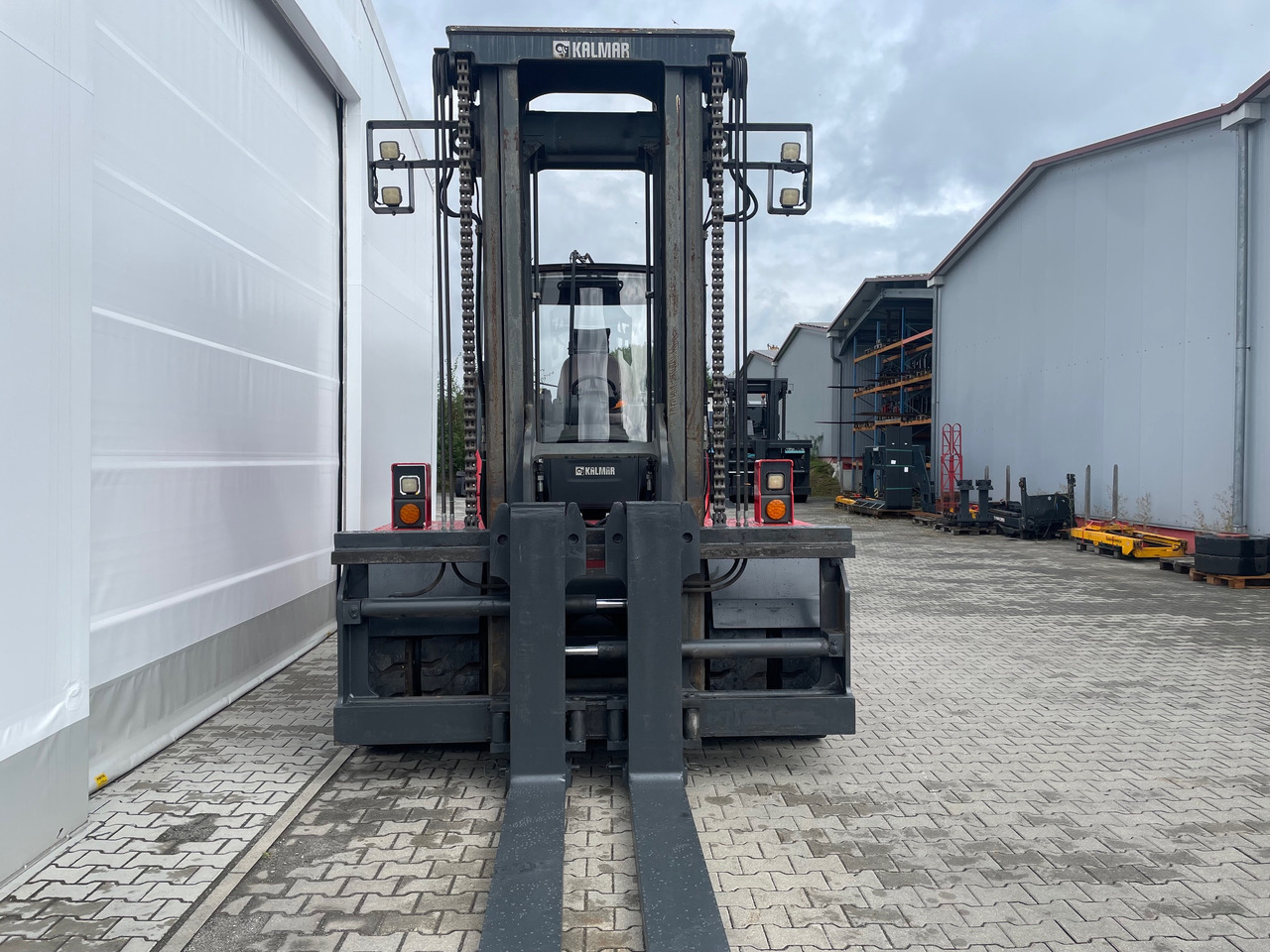 Kalmar DCG160-12 - Konttien käsittelylaitteet: kuva Kalmar DCG160-12 - Konttien käsittelylaitteet Kalmar DCG160-12 - Konttien käsittelylaitteet: kuva Kalmar DCG160-12 - Konttien käsittelylaitteet