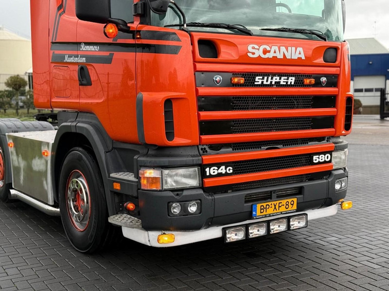 Scania R 164 GA 6X2/4 NA 580 SHOW TRUCK, GESTUURDE VOORLOPER, COMPLEET, TOP. - Vetopöytäauto: kuva Scania R 164 GA 6X2/4 NA 580 SHOW TRUCK, GESTUURDE VOORLOPER, COMPLEET, TOP. - Vetopöytäauto Scania R 164 GA 6X2/4 NA 580 SHOW TRUCK, GESTUURDE VOORLOPER, COMPLEET, TOP. - Vetopöytäauto: kuva Scania R 164 GA 6X2/4 NA 580 SHOW TRUCK, GESTUURDE VOORLOPER, COMPLEET, TOP. - Vetopöytäauto