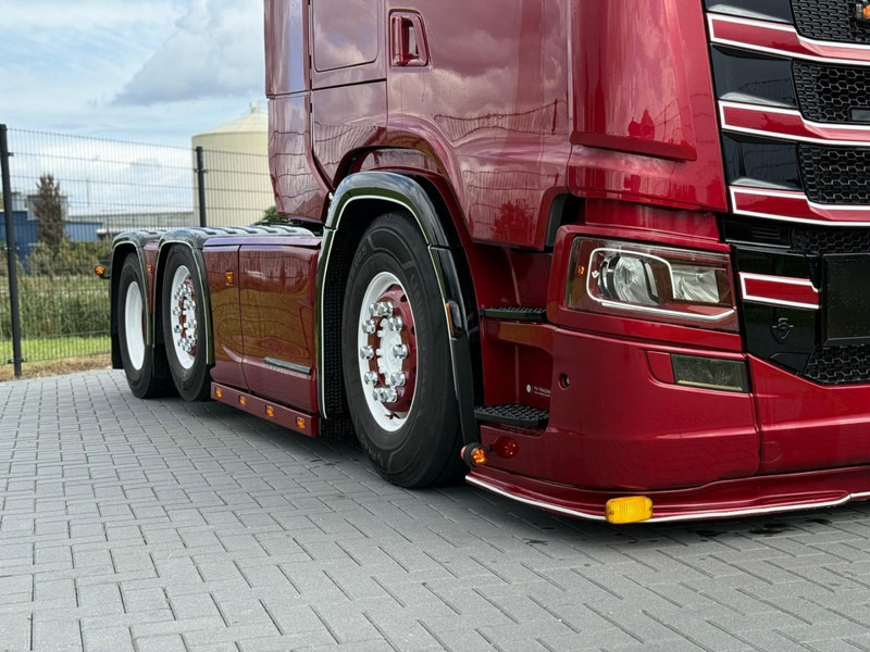 Scania S580 V8 NGS SHOWTRUCK, VOLLUCHT, RETARDER, LEER, GESTUURD. - Vetopöytäauto: kuva Scania S580 V8 NGS SHOWTRUCK, VOLLUCHT, RETARDER, LEER, GESTUURD. - Vetopöytäauto Scania S580 V8 NGS SHOWTRUCK, VOLLUCHT, RETARDER, LEER, GESTUURD. - Vetopöytäauto: kuva Scania S580 V8 NGS SHOWTRUCK, VOLLUCHT, RETARDER, LEER, GESTUURD. - Vetopöytäauto