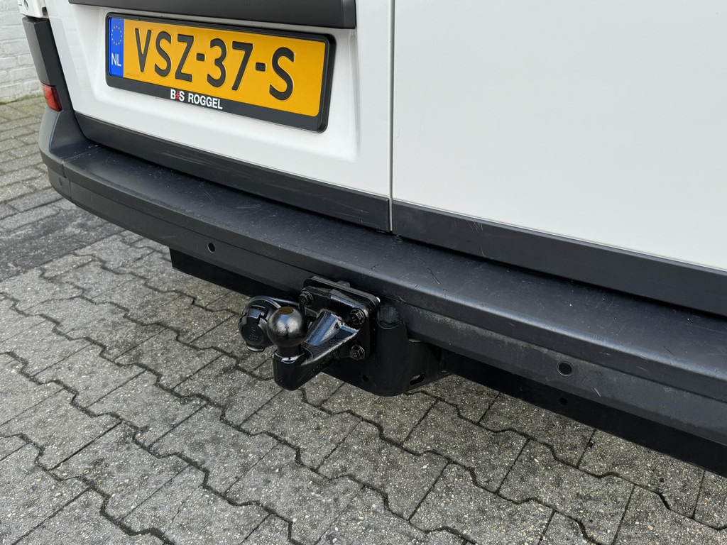 Pakettiauto Volkswagen Crafter-30 2.0 TDI L3H3 Highline Carplay DAB Cruise Verwarmde voorruit Trekhaak Lat om Lat: kuva Pakettiauto Volkswagen Crafter-30 2.0 TDI L3H3 Highline Carplay DAB Cruise Verwarmde voorruit Trekhaak Lat om Lat