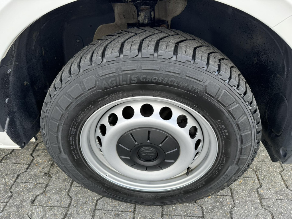 Pakettiauto Volkswagen Crafter-30 2.0 TDI L3H3 Highline Carplay DAB Cruise Verwarmde voorruit Trekhaak Lat om Lat: kuva Pakettiauto Volkswagen Crafter-30 2.0 TDI L3H3 Highline Carplay DAB Cruise Verwarmde voorruit Trekhaak Lat om Lat