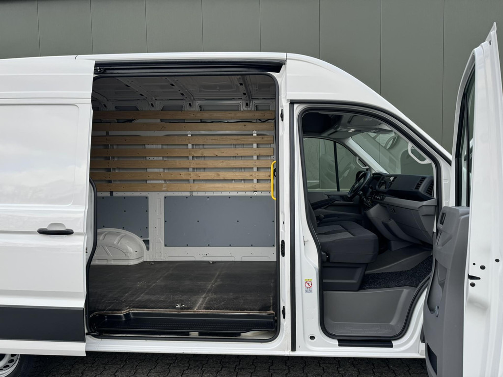 Interior photo 1: Pakettiauto Volkswagen Crafter-30 2.0 TDI L3H3 Highline Carplay DAB Cruise Verwarmde voorruit Trekhaak Lat om Lat