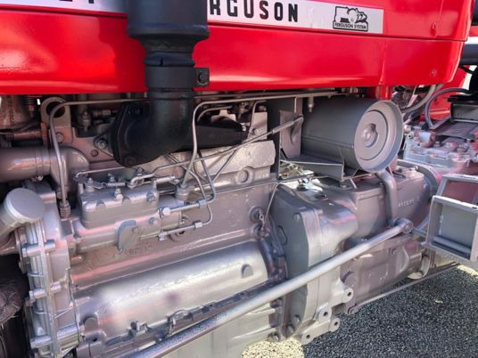 Massey Ferguson 155 arceau à 12 500 € sans tva - Traktori: kuva Massey Ferguson 155 arceau à 12 500 € sans tva - Traktori Massey Ferguson 155 arceau à 12 500 € sans tva - Traktori: kuva Massey Ferguson 155 arceau à 12 500 € sans tva - Traktori