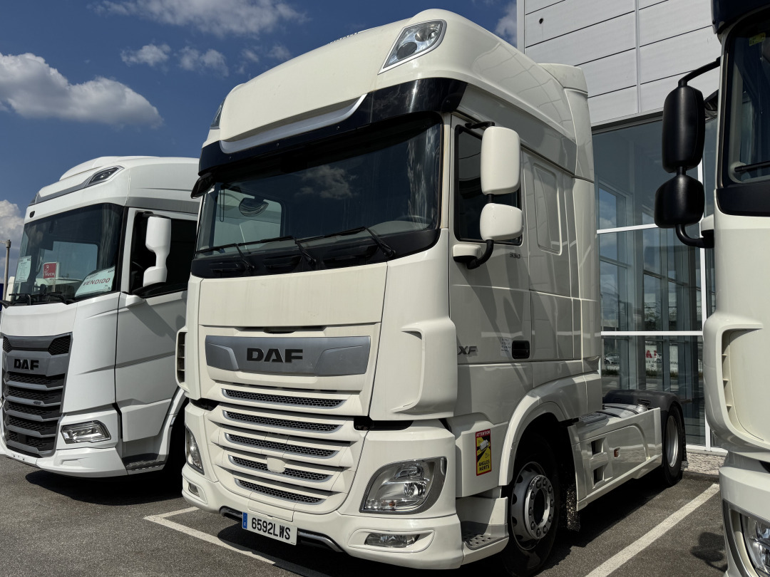DAF XF 530 Super Space Cab - Vetopöytäauto: kuva DAF XF 530 Super Space Cab - Vetopöytäauto DAF XF 530 Super Space Cab - Vetopöytäauto: kuva DAF XF 530 Super Space Cab - Vetopöytäauto