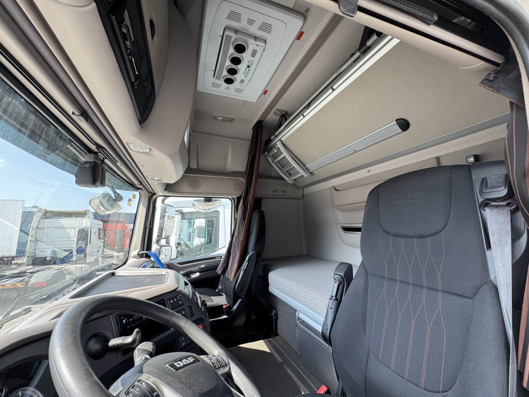DAF XF 530 Super Space Cab - Vetopöytäauto: kuva DAF XF 530 Super Space Cab - Vetopöytäauto DAF XF 530 Super Space Cab - Vetopöytäauto: kuva DAF XF 530 Super Space Cab - Vetopöytäauto