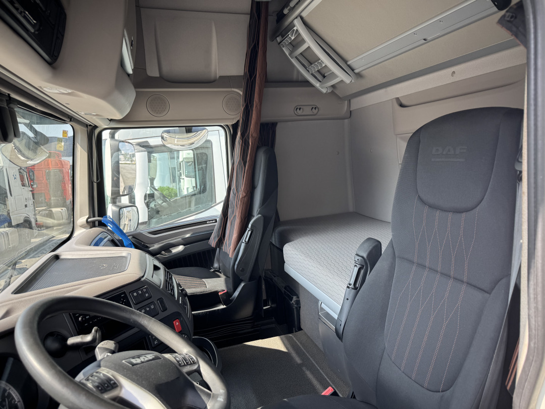 DAF XF 530 Super Space Cab - Vetopöytäauto: kuva DAF XF 530 Super Space Cab - Vetopöytäauto DAF XF 530 Super Space Cab - Vetopöytäauto: kuva DAF XF 530 Super Space Cab - Vetopöytäauto
