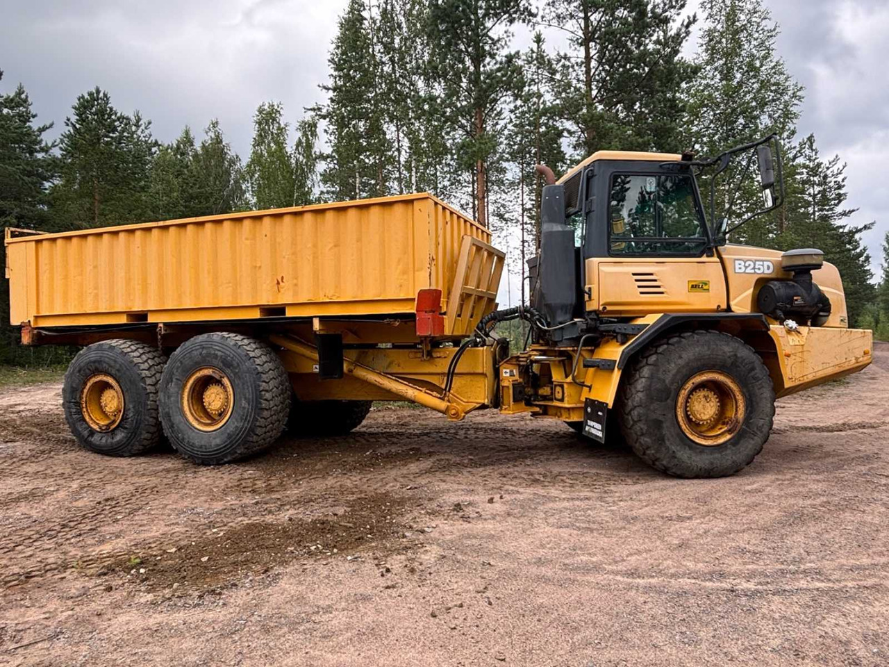 Dump Truck Bell B25D 6x6 - Nivelkippiauto: kuva Dump Truck Bell B25D 6x6 - Nivelkippiauto Dump Truck Bell B25D 6x6 - Nivelkippiauto: kuva Dump Truck Bell B25D 6x6 - Nivelkippiauto