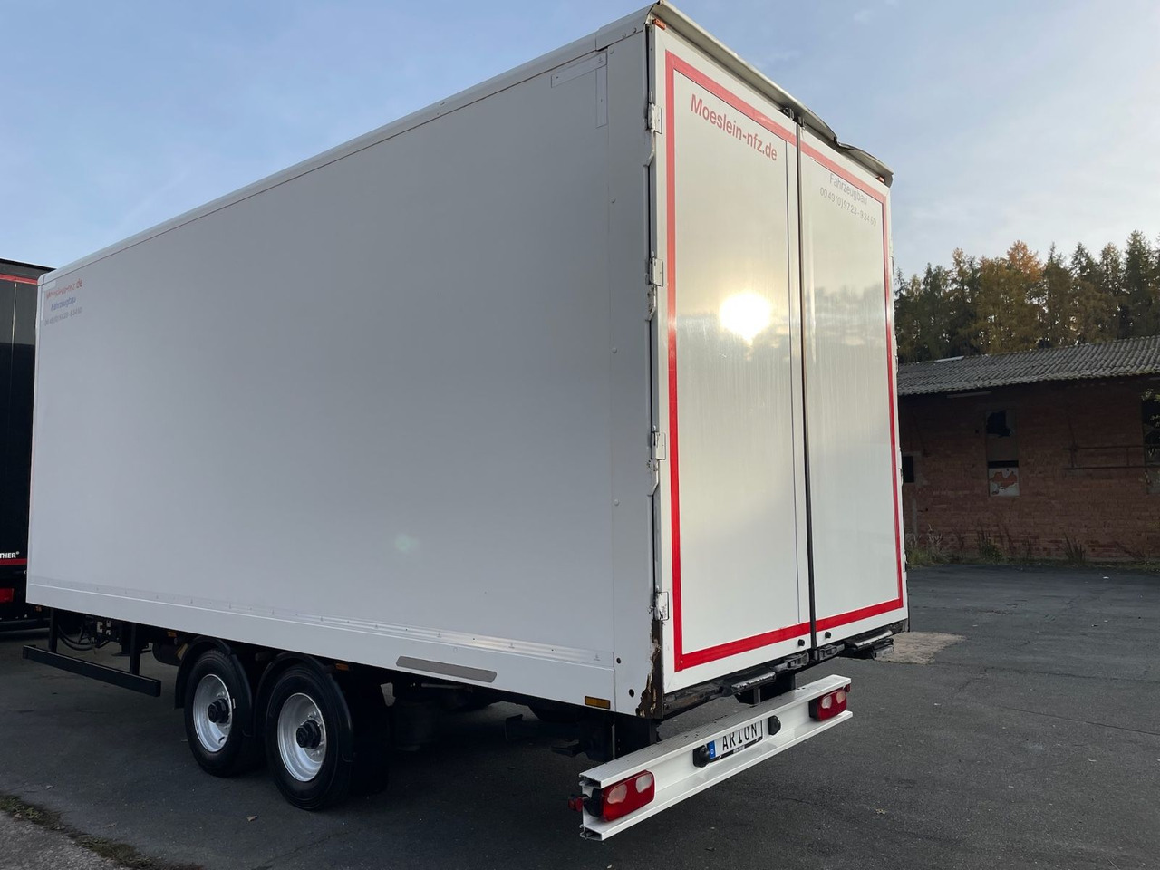 Möslein TKO 105 Tandem-Koffer/TÜV07/2026/Nutzlast-7150kg - Umpikori perävaunu: kuva Möslein TKO 105 Tandem-Koffer/TÜV07/2026/Nutzlast-7150kg - Umpikori perävaunu Möslein TKO 105 Tandem-Koffer/TÜV07/2026/Nutzlast-7150kg - Umpikori perävaunu: kuva Möslein TKO 105 Tandem-Koffer/TÜV07/2026/Nutzlast-7150kg - Umpikori perävaunu