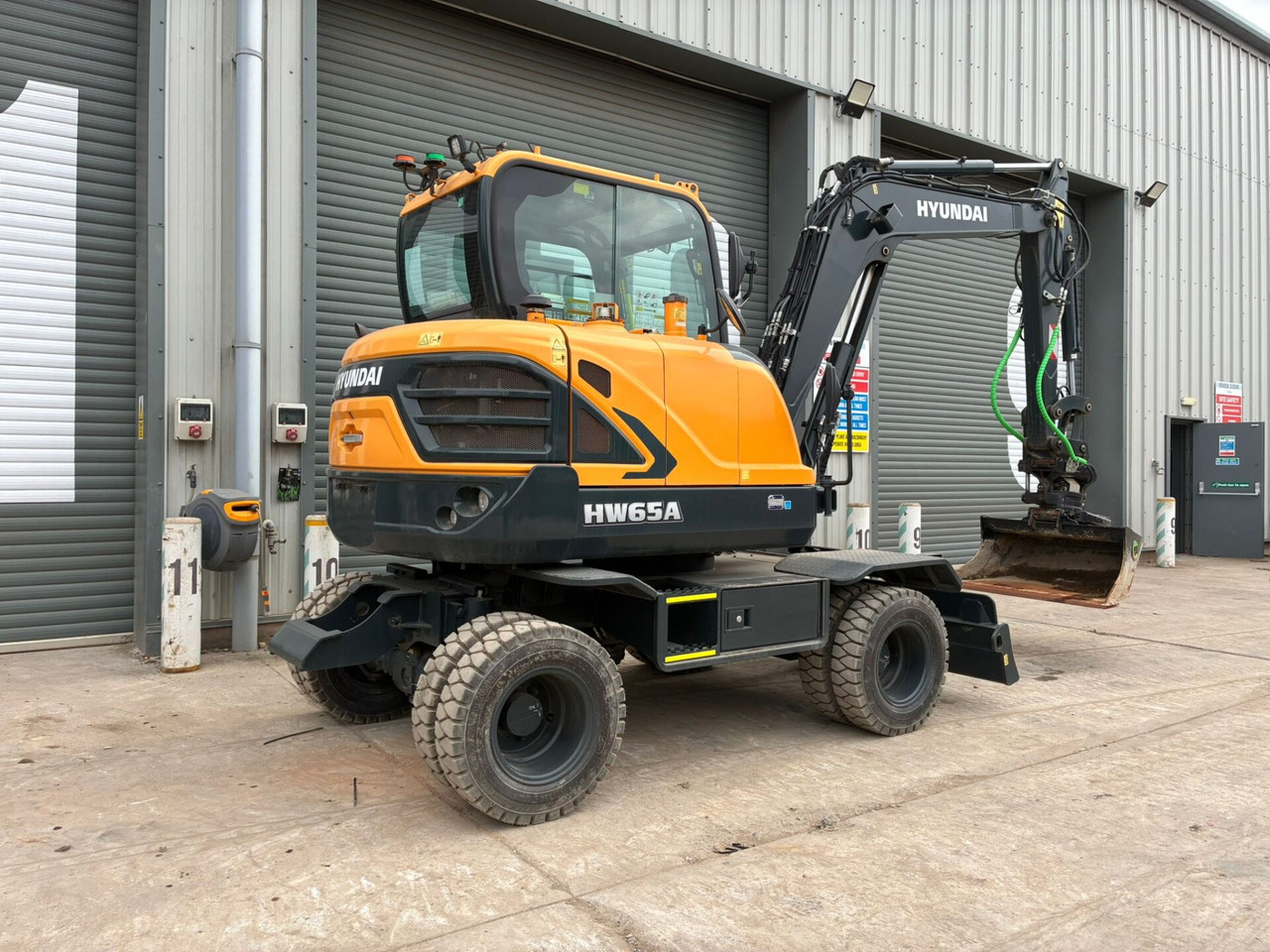 Hyundai HW65AH Ex Demo - Pyöräalustainen kaivinkone: kuva Hyundai HW65AH Ex Demo - Pyöräalustainen kaivinkone Hyundai HW65AH Ex Demo - Pyöräalustainen kaivinkone: kuva Hyundai HW65AH Ex Demo - Pyöräalustainen kaivinkone
