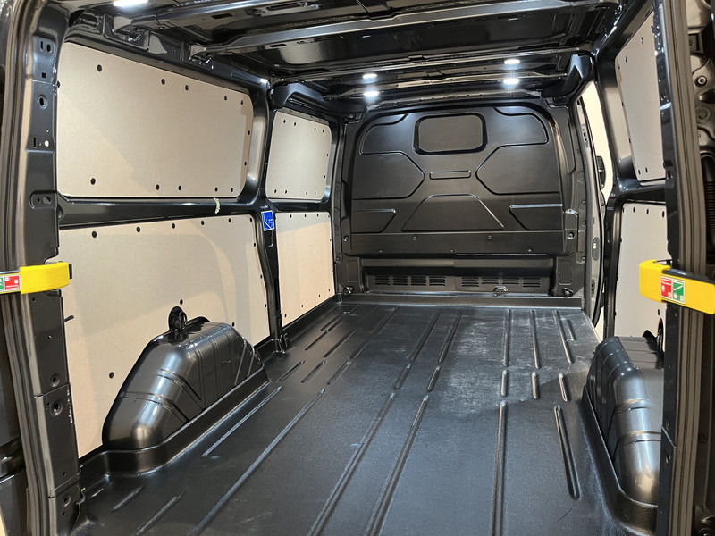 Pieni pakettiauto Ford Transit Custom 2.0 TDCI L2H1 Limited 130 PK / Euro 6 / Airco / Cruise Control / CarPlay / PDC / Navigatie / 3-Zits / 16.200 KM !! / BPM VRIJ !!: kuva Pieni pakettiauto Ford Transit Custom 2.0 TDCI L2H1 Limited 130 PK / Euro 6 / Airco / Cruise Control / CarPlay / PDC / Navigatie / 3-Zits / 16.200 KM !! / BPM VRIJ !!
