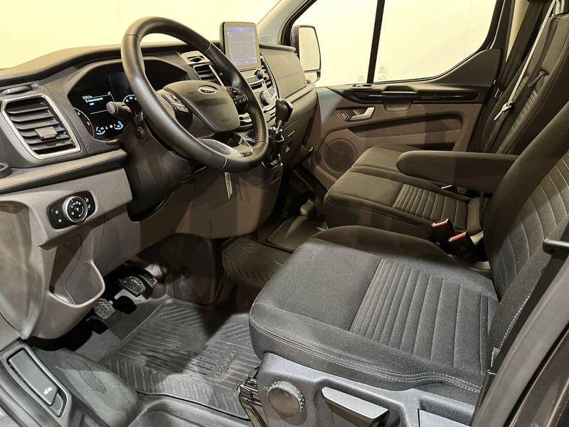 Interior photo 1: Pieni pakettiauto Ford Transit Custom 2.0 TDCI L2H1 Limited 130 PK / Euro 6 / Airco / Cruise Control / CarPlay / PDC / Navigatie / 3-Zits / 16.200 KM !! / BPM VRIJ !!