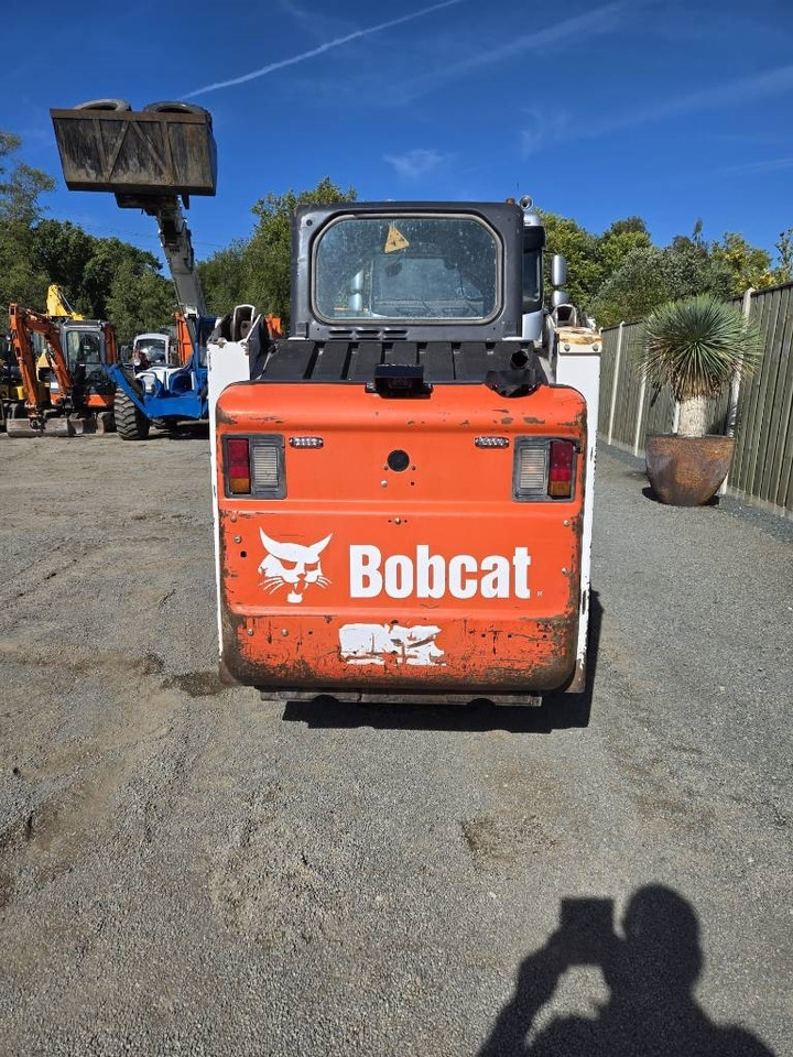 Bobcat S 130 - Liukuohjattu kuormaaja: kuva Bobcat S 130 - Liukuohjattu kuormaaja Bobcat S 130 - Liukuohjattu kuormaaja: kuva Bobcat S 130 - Liukuohjattu kuormaaja