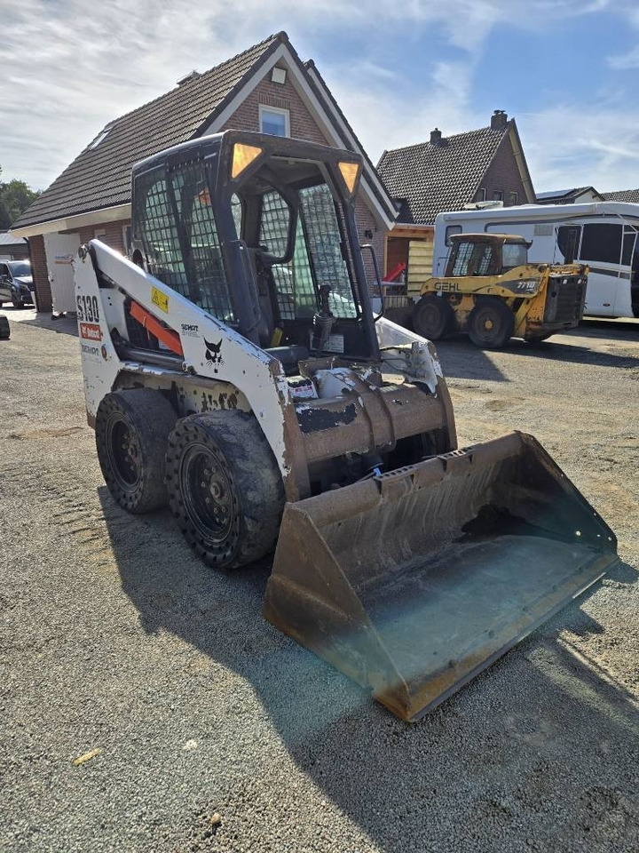 Bobcat S 130 - Liukuohjattu kuormaaja: kuva Bobcat S 130 - Liukuohjattu kuormaaja Bobcat S 130 - Liukuohjattu kuormaaja: kuva Bobcat S 130 - Liukuohjattu kuormaaja