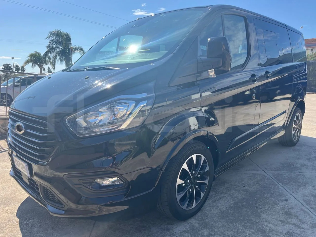 Ford Tourneo Custom - Minibussi, Pikkubussi: kuva Ford Tourneo Custom - Minibussi, Pikkubussi Ford Tourneo Custom - Minibussi, Pikkubussi: kuva Ford Tourneo Custom - Minibussi, Pikkubussi