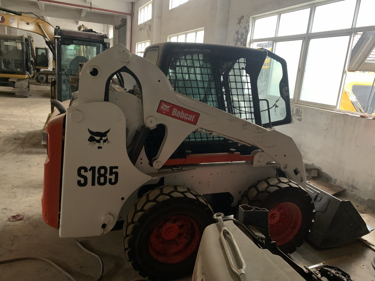 BOBCAT S185 - Liukuohjattu kuormaaja: kuva BOBCAT S185 - Liukuohjattu kuormaaja BOBCAT S185 - Liukuohjattu kuormaaja: kuva BOBCAT S185 - Liukuohjattu kuormaaja