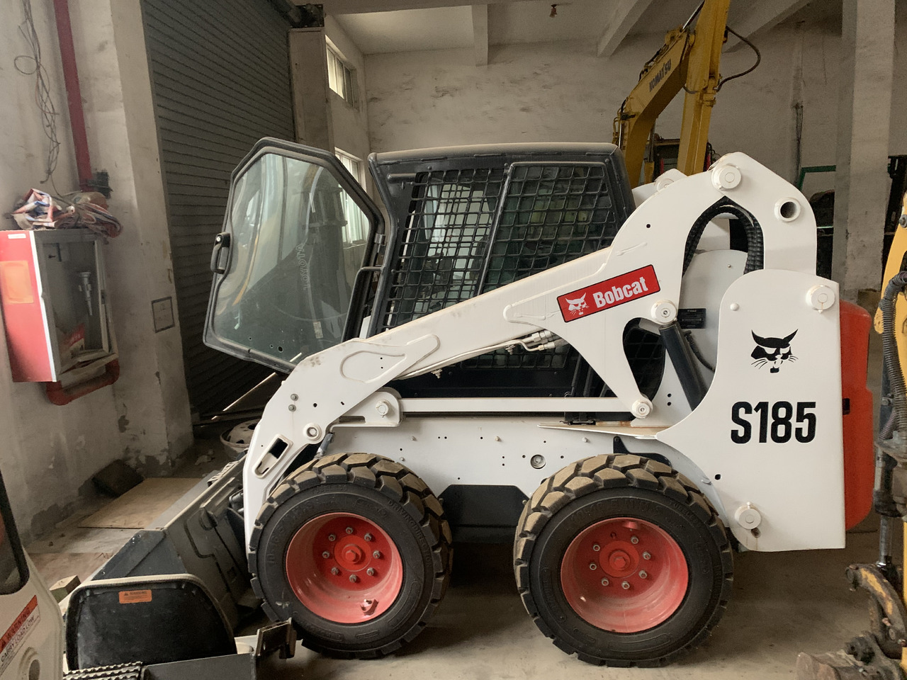 BOBCAT S185 - Liukuohjattu kuormaaja: kuva BOBCAT S185 - Liukuohjattu kuormaaja BOBCAT S185 - Liukuohjattu kuormaaja: kuva BOBCAT S185 - Liukuohjattu kuormaaja