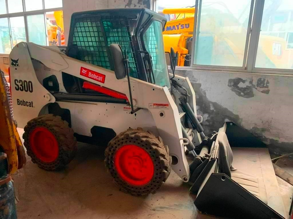 Bobcat S 300 - Liukuohjattu kuormaaja: kuva Bobcat S 300 - Liukuohjattu kuormaaja Bobcat S 300 - Liukuohjattu kuormaaja: kuva Bobcat S 300 - Liukuohjattu kuormaaja