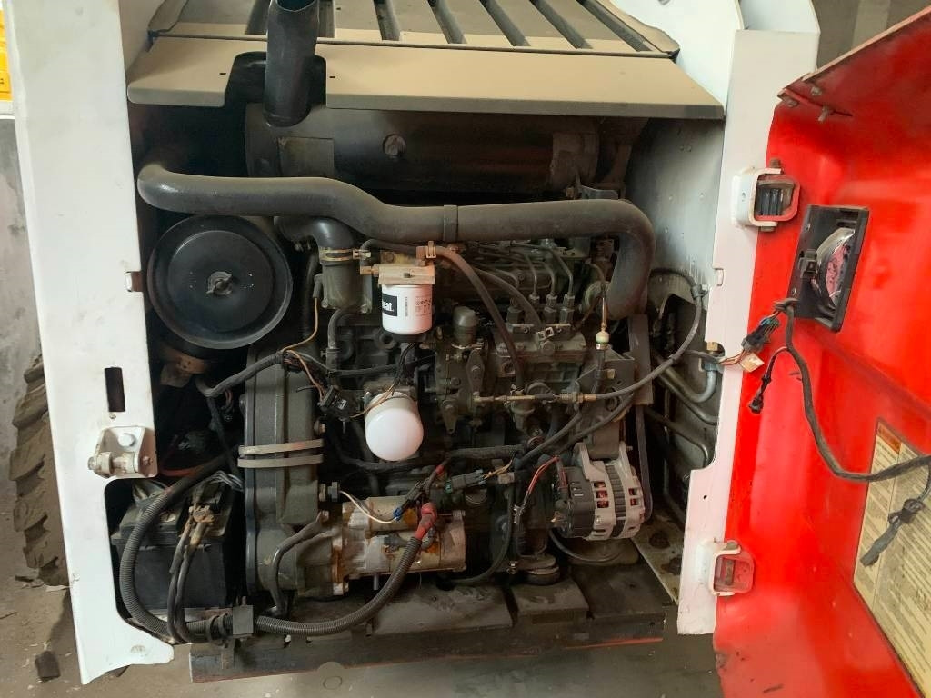 Bobcat S 300 - Liukuohjattu kuormaaja: kuva Bobcat S 300 - Liukuohjattu kuormaaja Bobcat S 300 - Liukuohjattu kuormaaja: kuva Bobcat S 300 - Liukuohjattu kuormaaja