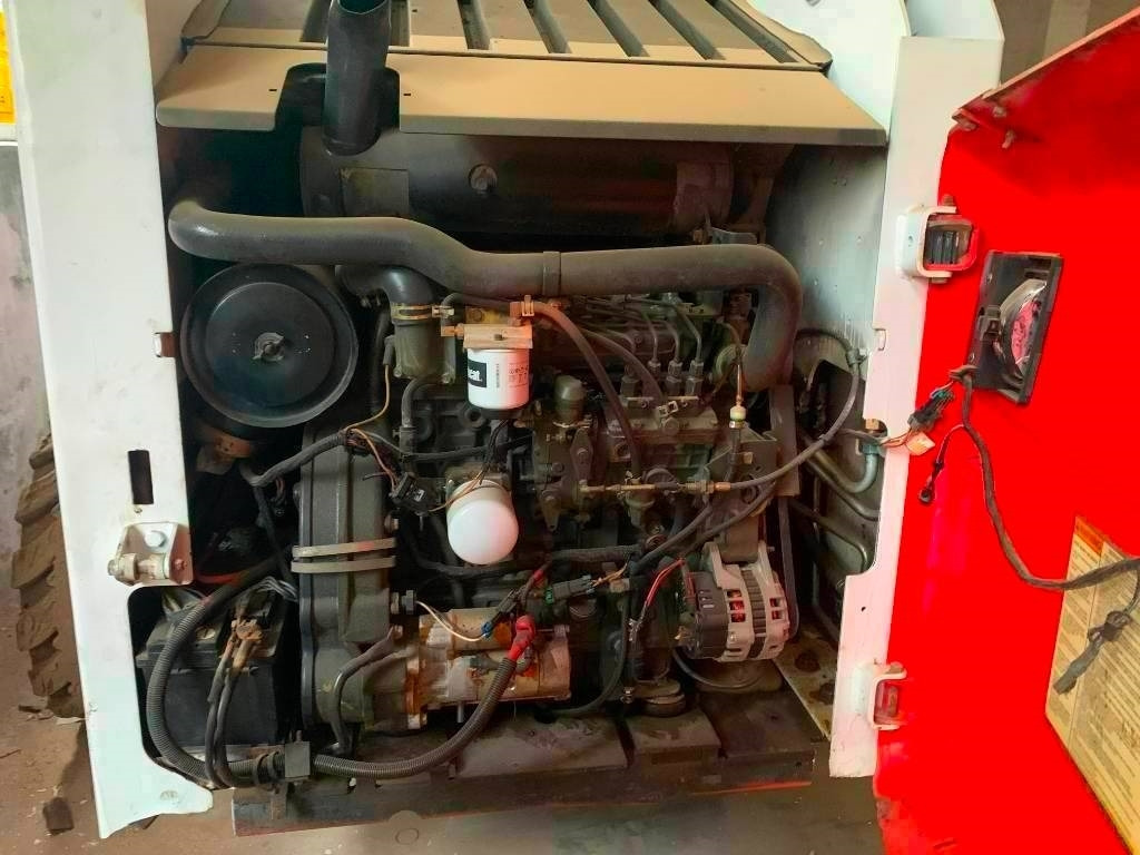 Bobcat S 300 - Liukuohjattu kuormaaja: kuva Bobcat S 300 - Liukuohjattu kuormaaja Bobcat S 300 - Liukuohjattu kuormaaja: kuva Bobcat S 300 - Liukuohjattu kuormaaja