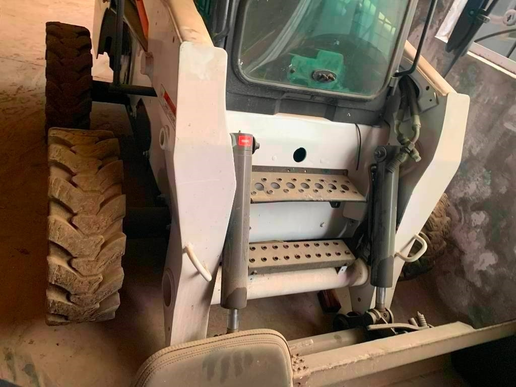 Bobcat S 300 - Liukuohjattu kuormaaja: kuva Bobcat S 300 - Liukuohjattu kuormaaja Bobcat S 300 - Liukuohjattu kuormaaja: kuva Bobcat S 300 - Liukuohjattu kuormaaja