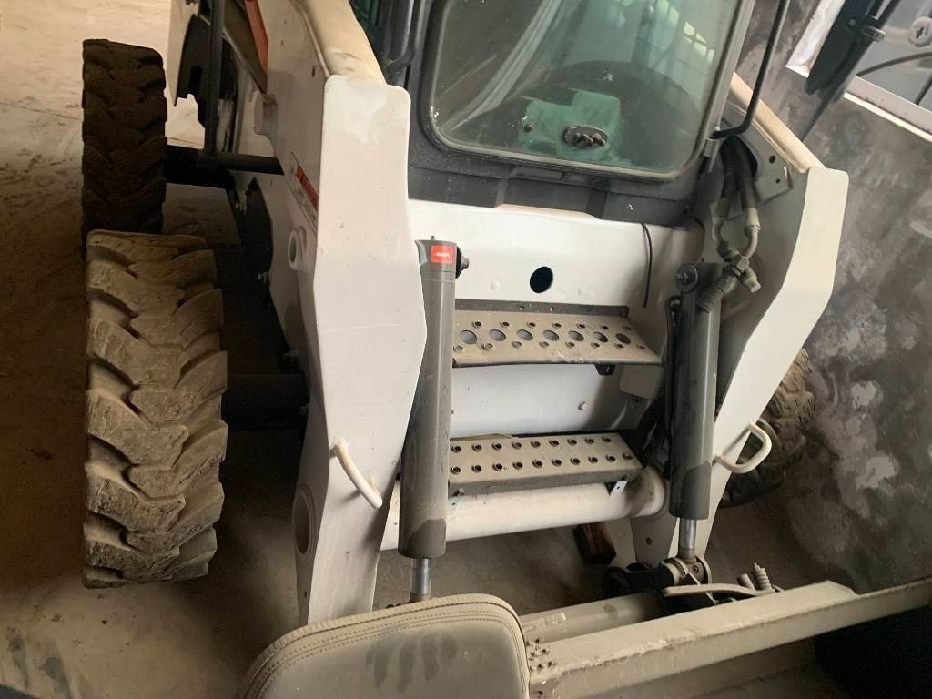 Bobcat S 300 - Liukuohjattu kuormaaja: kuva Bobcat S 300 - Liukuohjattu kuormaaja Bobcat S 300 - Liukuohjattu kuormaaja: kuva Bobcat S 300 - Liukuohjattu kuormaaja