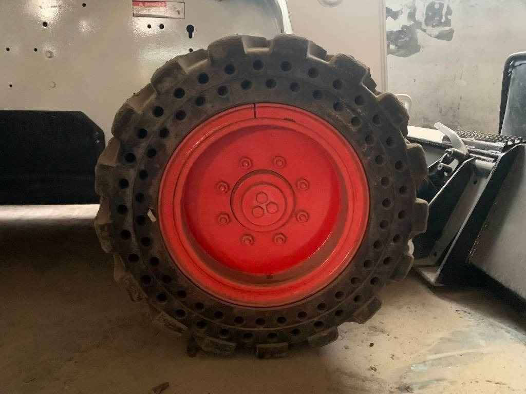 Bobcat S 300 - Liukuohjattu kuormaaja: kuva Bobcat S 300 - Liukuohjattu kuormaaja Bobcat S 300 - Liukuohjattu kuormaaja: kuva Bobcat S 300 - Liukuohjattu kuormaaja