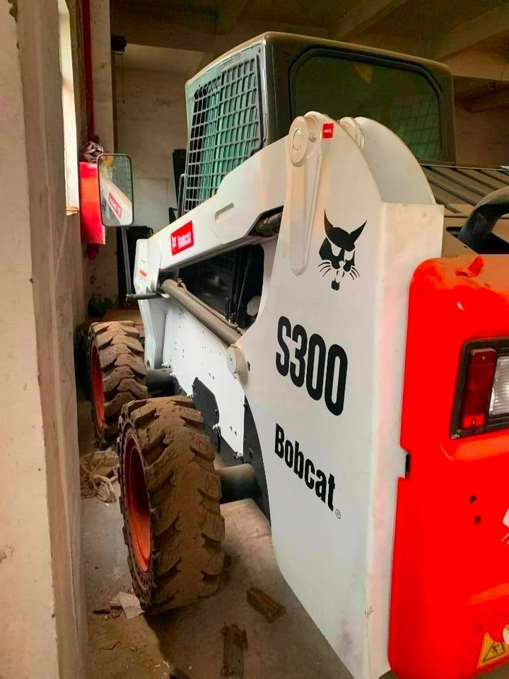 Bobcat S 300 - Liukuohjattu kuormaaja: kuva Bobcat S 300 - Liukuohjattu kuormaaja Bobcat S 300 - Liukuohjattu kuormaaja: kuva Bobcat S 300 - Liukuohjattu kuormaaja