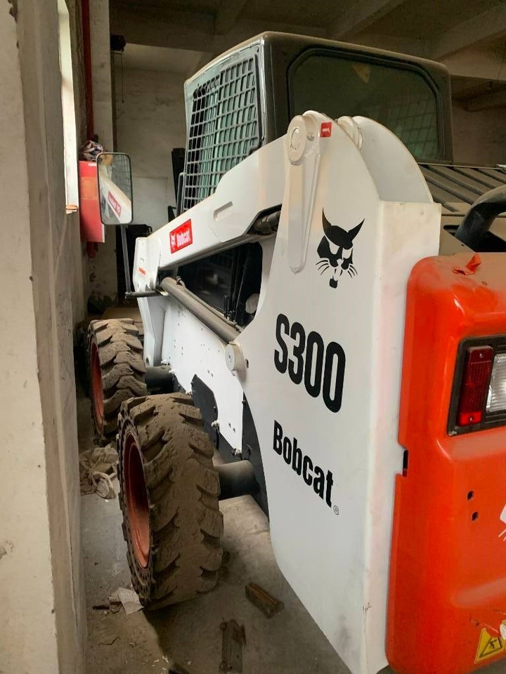 Bobcat S 300 - Liukuohjattu kuormaaja: kuva Bobcat S 300 - Liukuohjattu kuormaaja Bobcat S 300 - Liukuohjattu kuormaaja: kuva Bobcat S 300 - Liukuohjattu kuormaaja