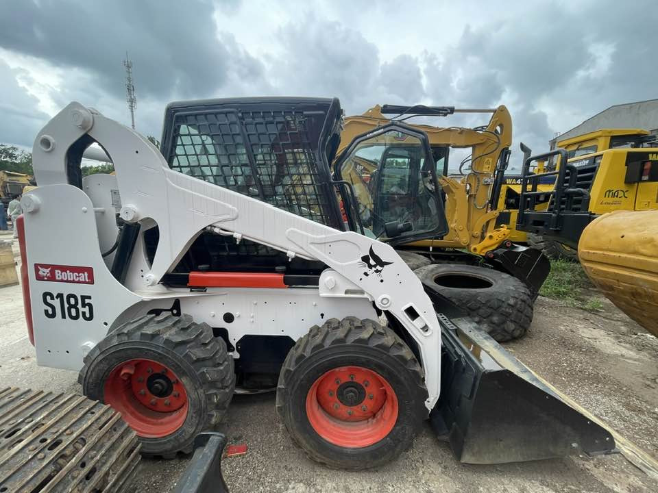 Bobcat S185 S185 - Liukuohjattu kuormaaja: kuva Bobcat S185 S185 - Liukuohjattu kuormaaja Bobcat S185 S185 - Liukuohjattu kuormaaja: kuva Bobcat S185 S185 - Liukuohjattu kuormaaja