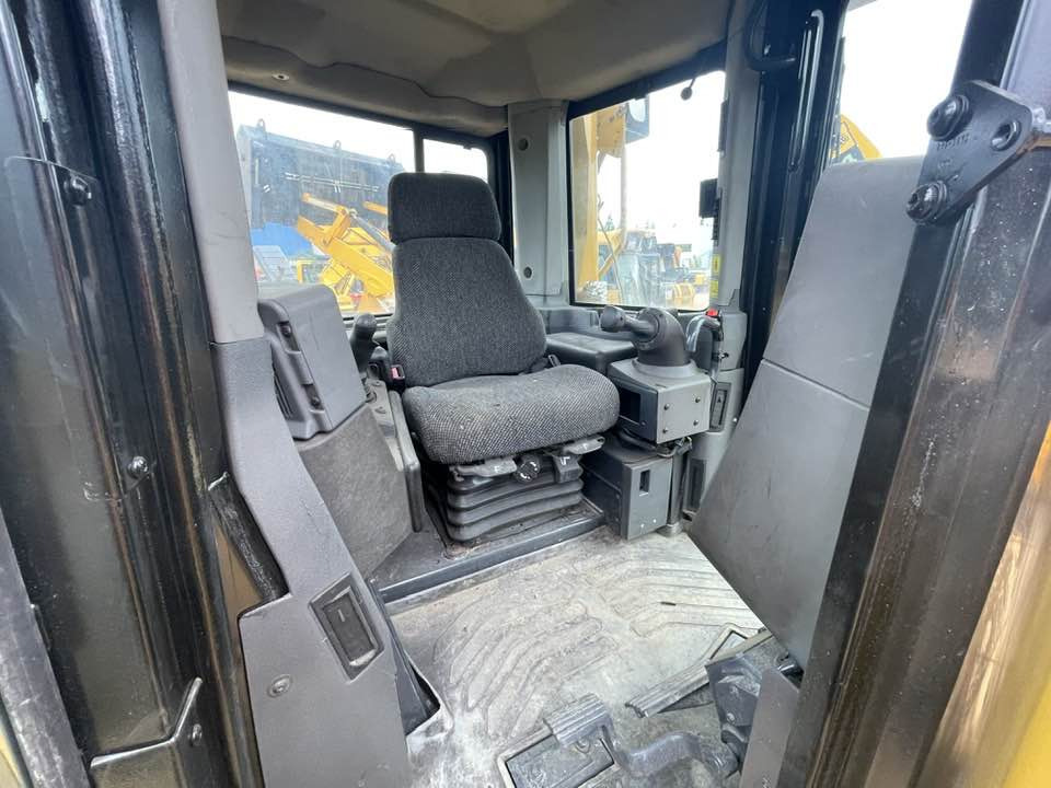 Caterpillar D8T - Puskutraktori: kuva Caterpillar D8T - Puskutraktori Caterpillar D8T - Puskutraktori: kuva Caterpillar D8T - Puskutraktori