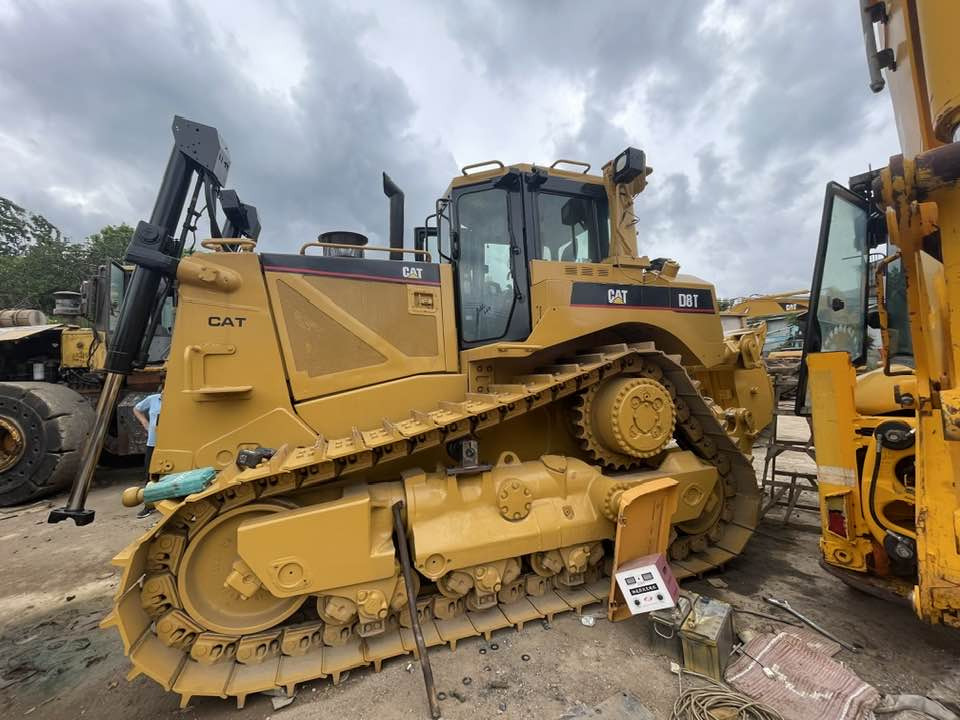 Caterpillar D8T - Puskutraktori: kuva Caterpillar D8T - Puskutraktori Caterpillar D8T - Puskutraktori: kuva Caterpillar D8T - Puskutraktori