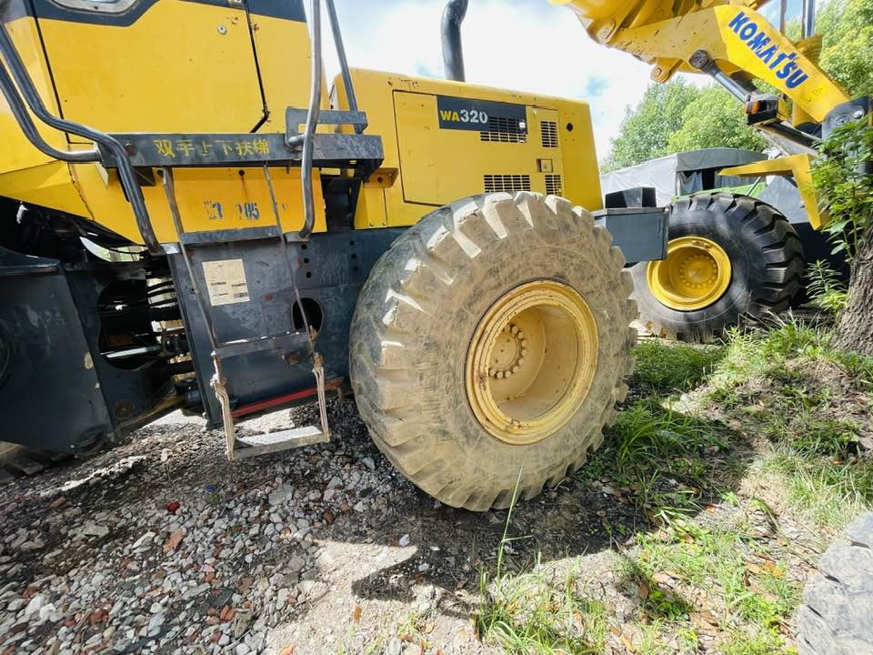 Komatsu WA320 - Pyöräkuormaaja: kuva Komatsu WA320 - Pyöräkuormaaja Komatsu WA320 - Pyöräkuormaaja: kuva Komatsu WA320 - Pyöräkuormaaja