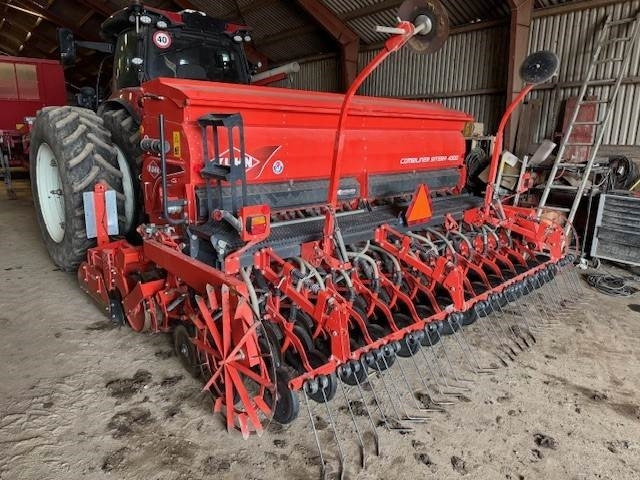 Kuhn SITERA 4000 + TF1500 - Kylvölannoitin: kuva Kuhn SITERA 4000 + TF1500 - Kylvölannoitin Kuhn SITERA 4000 + TF1500 - Kylvölannoitin: kuva Kuhn SITERA 4000 + TF1500 - Kylvölannoitin