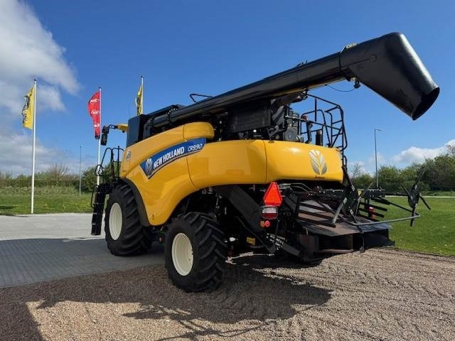 New Holland CR9.90 TIER4 - Leikkuupuimuri: kuva New Holland CR9.90 TIER4 - Leikkuupuimuri New Holland CR9.90 TIER4 - Leikkuupuimuri: kuva New Holland CR9.90 TIER4 - Leikkuupuimuri