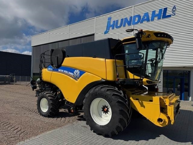 New Holland CR9.90 TIER4 - Leikkuupuimuri: kuva New Holland CR9.90 TIER4 - Leikkuupuimuri New Holland CR9.90 TIER4 - Leikkuupuimuri: kuva New Holland CR9.90 TIER4 - Leikkuupuimuri