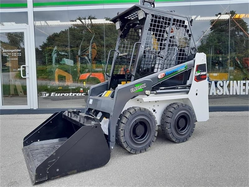 Eurotrac 100% elektrisk - Liukuohjattu kuormaaja: kuva Eurotrac 100% elektrisk - Liukuohjattu kuormaaja Eurotrac 100% elektrisk - Liukuohjattu kuormaaja: kuva Eurotrac 100% elektrisk - Liukuohjattu kuormaaja