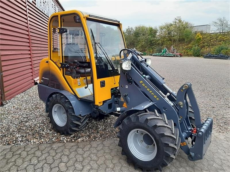 Eurotrac W12S med førerhus, skovl og gafler - Pyöräkuormaaja: kuva Eurotrac W12S med førerhus, skovl og gafler - Pyöräkuormaaja Eurotrac W12S med førerhus, skovl og gafler - Pyöräkuormaaja: kuva Eurotrac W12S med førerhus, skovl og gafler - Pyöräkuormaaja