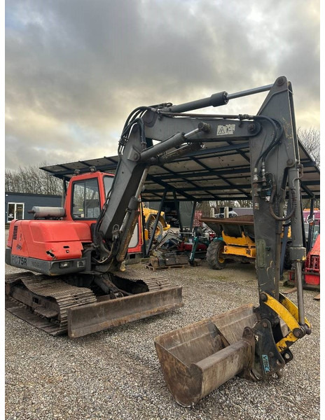 Komatsu PC 75 - Minikuormaaja: kuva Komatsu PC 75 - Minikuormaaja Komatsu PC 75 - Minikuormaaja: kuva Komatsu PC 75 - Minikuormaaja