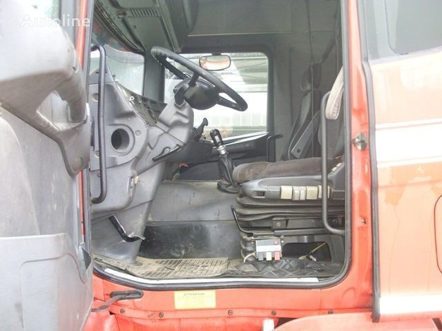 Interior photo 1: Vetopöytäauto Scania 124.400