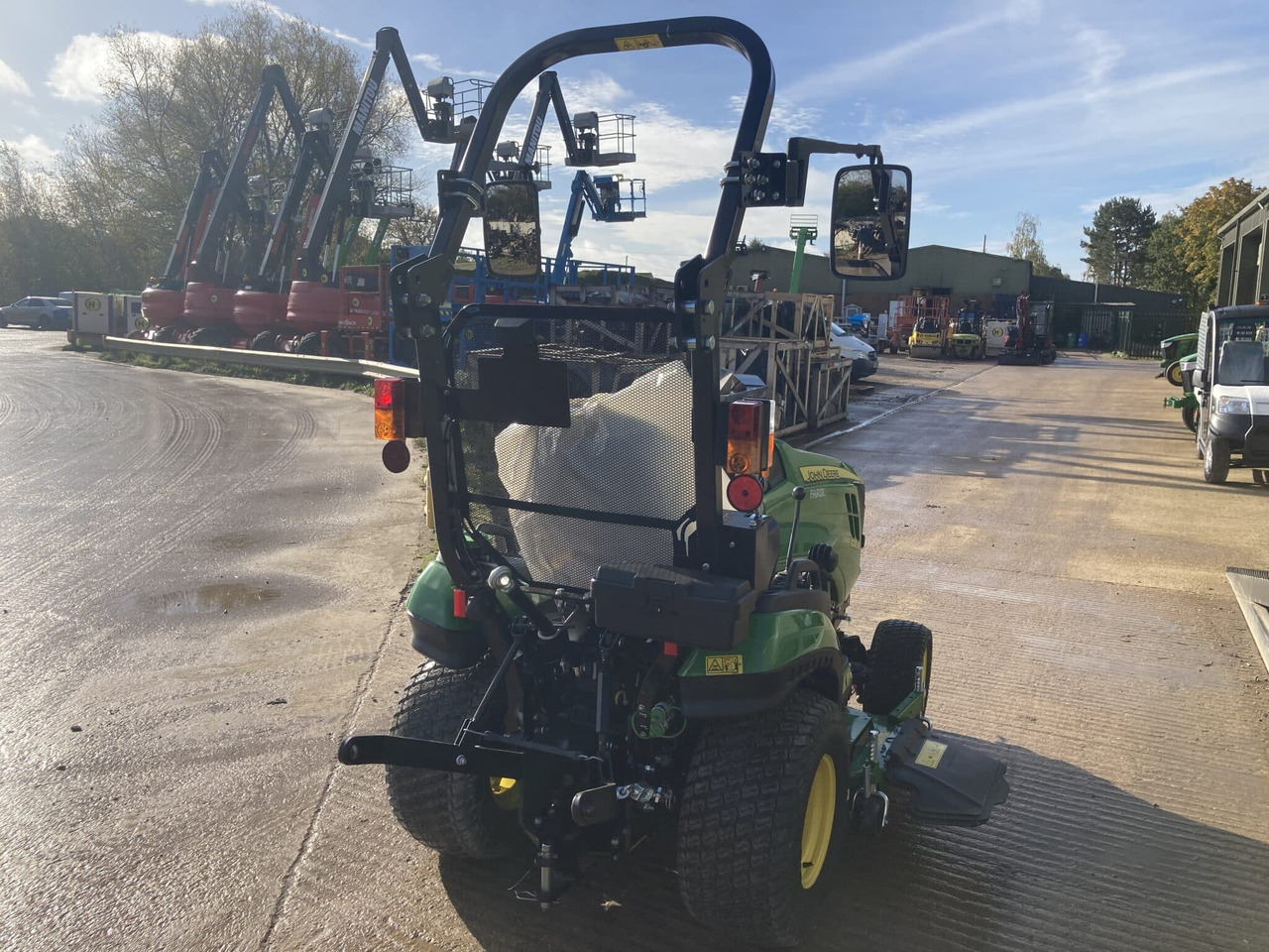 John Deere 1026R compact tractor - Pientraktori: kuva John Deere 1026R compact tractor - Pientraktori John Deere 1026R compact tractor - Pientraktori: kuva John Deere 1026R compact tractor - Pientraktori