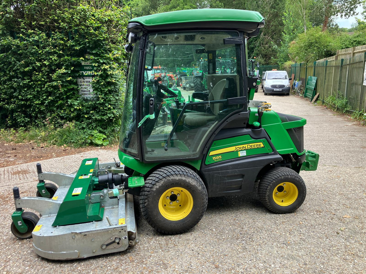John Deere 1585 out front mower - Ruohonleikkuri: kuva John Deere 1585 out front mower - Ruohonleikkuri John Deere 1585 out front mower - Ruohonleikkuri: kuva John Deere 1585 out front mower - Ruohonleikkuri