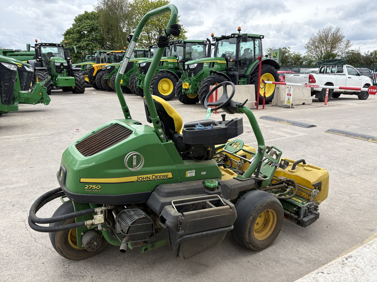 John Deere 2750E Triplex - Ruohonleikkuri: kuva John Deere 2750E Triplex - Ruohonleikkuri John Deere 2750E Triplex - Ruohonleikkuri: kuva John Deere 2750E Triplex - Ruohonleikkuri