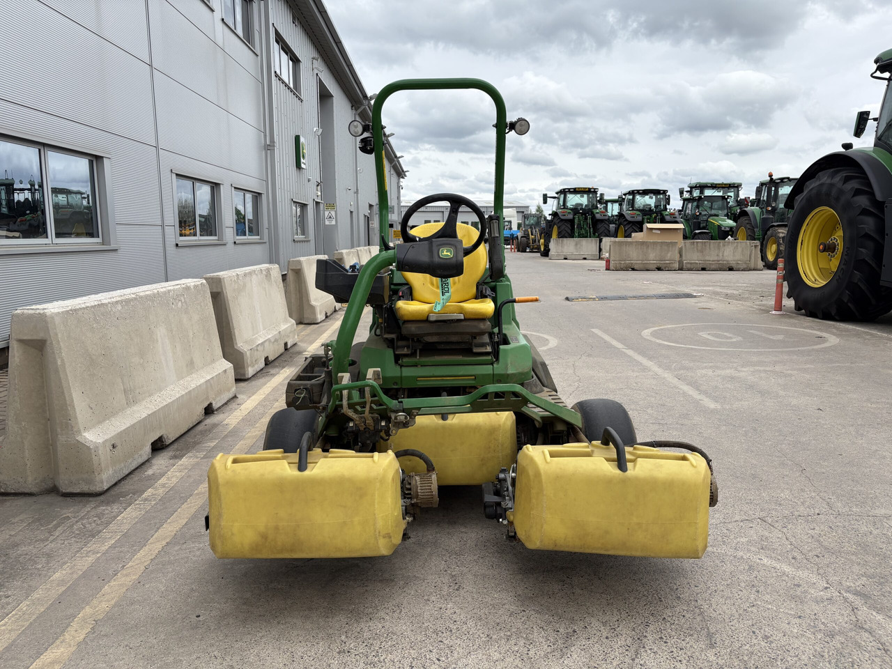 John Deere 2750E Triplex - Ruohonleikkuri: kuva John Deere 2750E Triplex - Ruohonleikkuri John Deere 2750E Triplex - Ruohonleikkuri: kuva John Deere 2750E Triplex - Ruohonleikkuri