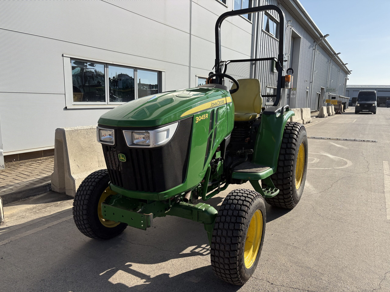 John Deere 3045R Compact Tractor - Pientraktori: kuva John Deere 3045R Compact Tractor - Pientraktori John Deere 3045R Compact Tractor - Pientraktori: kuva John Deere 3045R Compact Tractor - Pientraktori