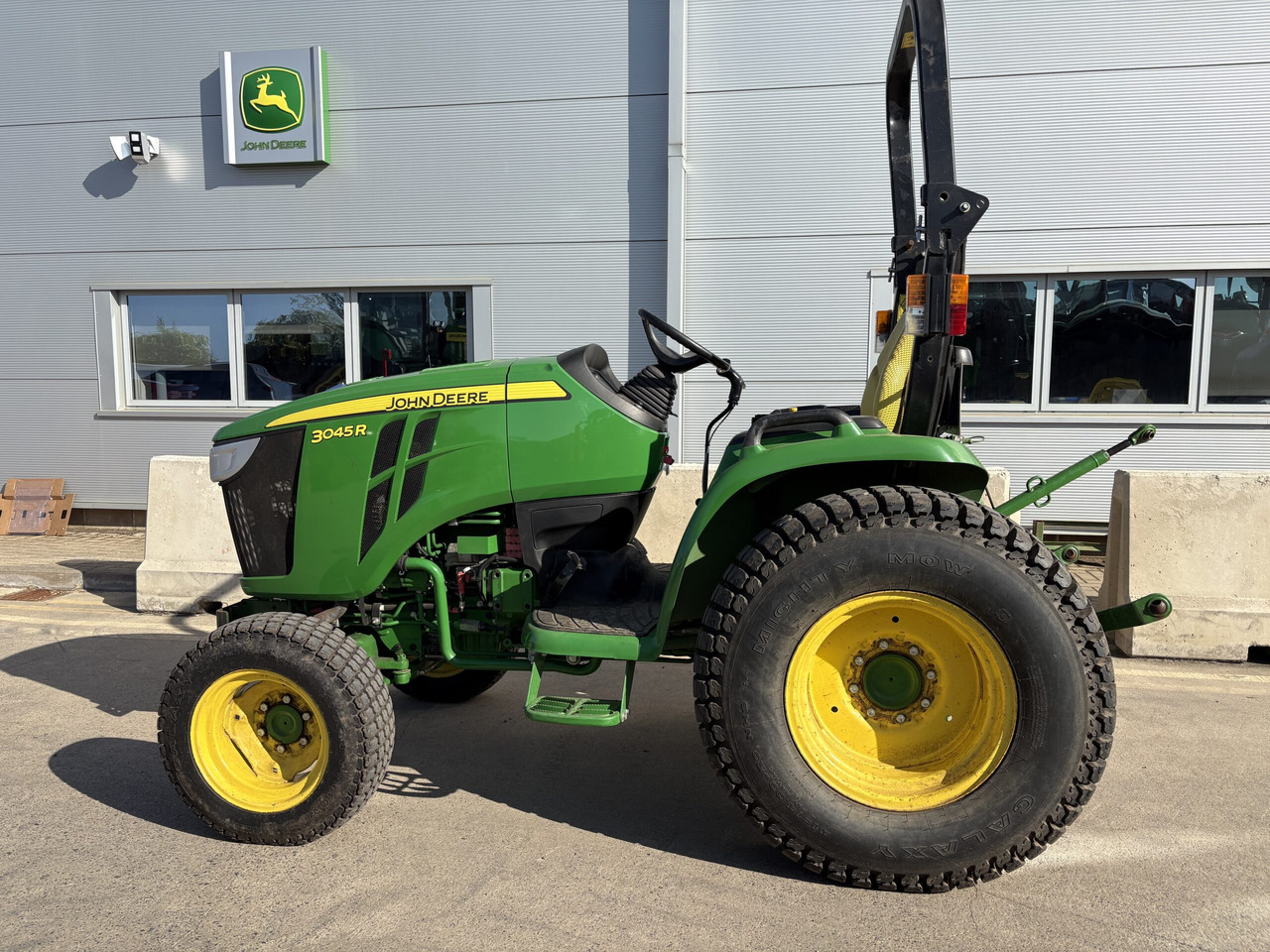John Deere 3045R Compact Tractor - Pientraktori: kuva John Deere 3045R Compact Tractor - Pientraktori John Deere 3045R Compact Tractor - Pientraktori: kuva John Deere 3045R Compact Tractor - Pientraktori