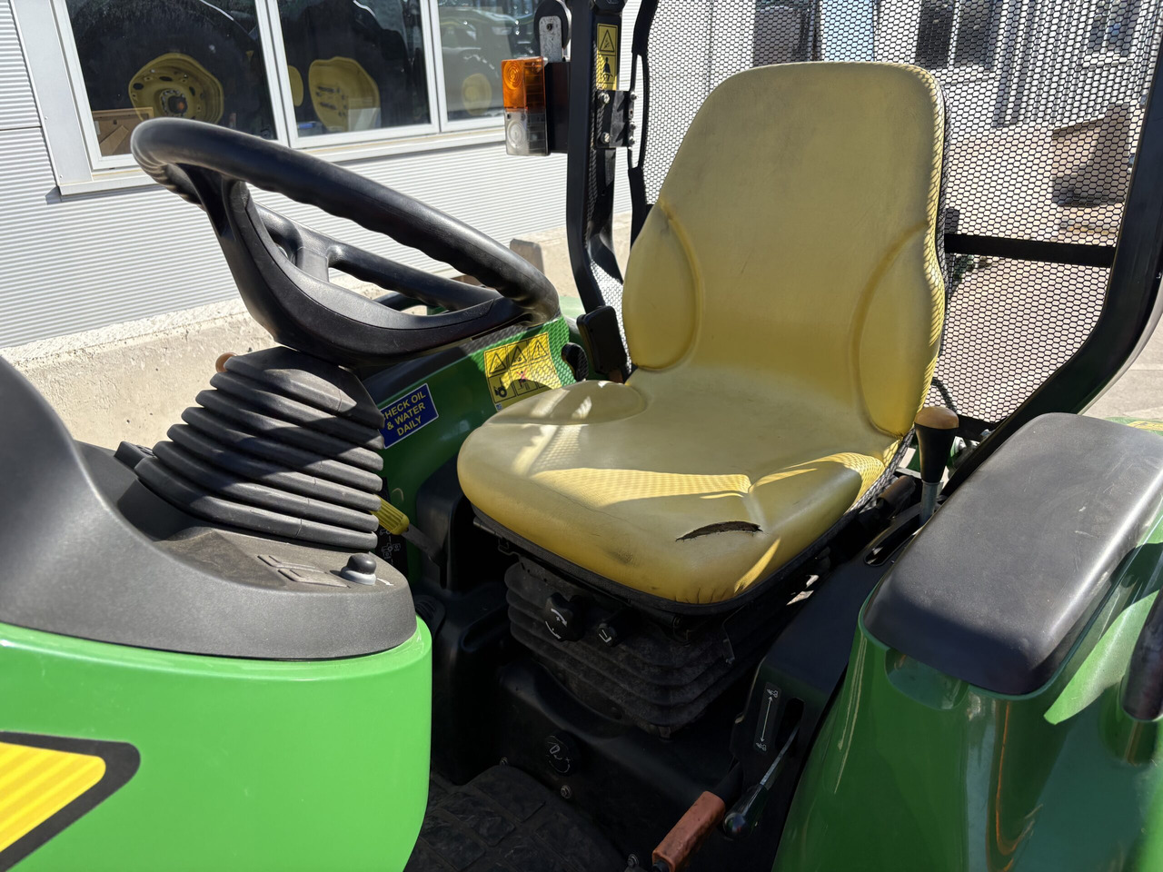 John Deere 3045R Compact Tractor - Pientraktori: kuva John Deere 3045R Compact Tractor - Pientraktori John Deere 3045R Compact Tractor - Pientraktori: kuva John Deere 3045R Compact Tractor - Pientraktori